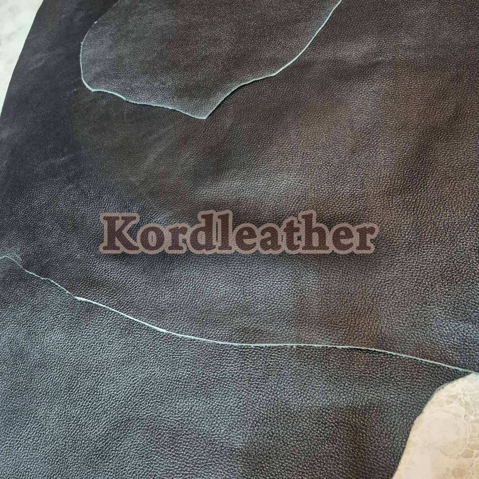 چرم گاوی طرح فلوتر مشکی