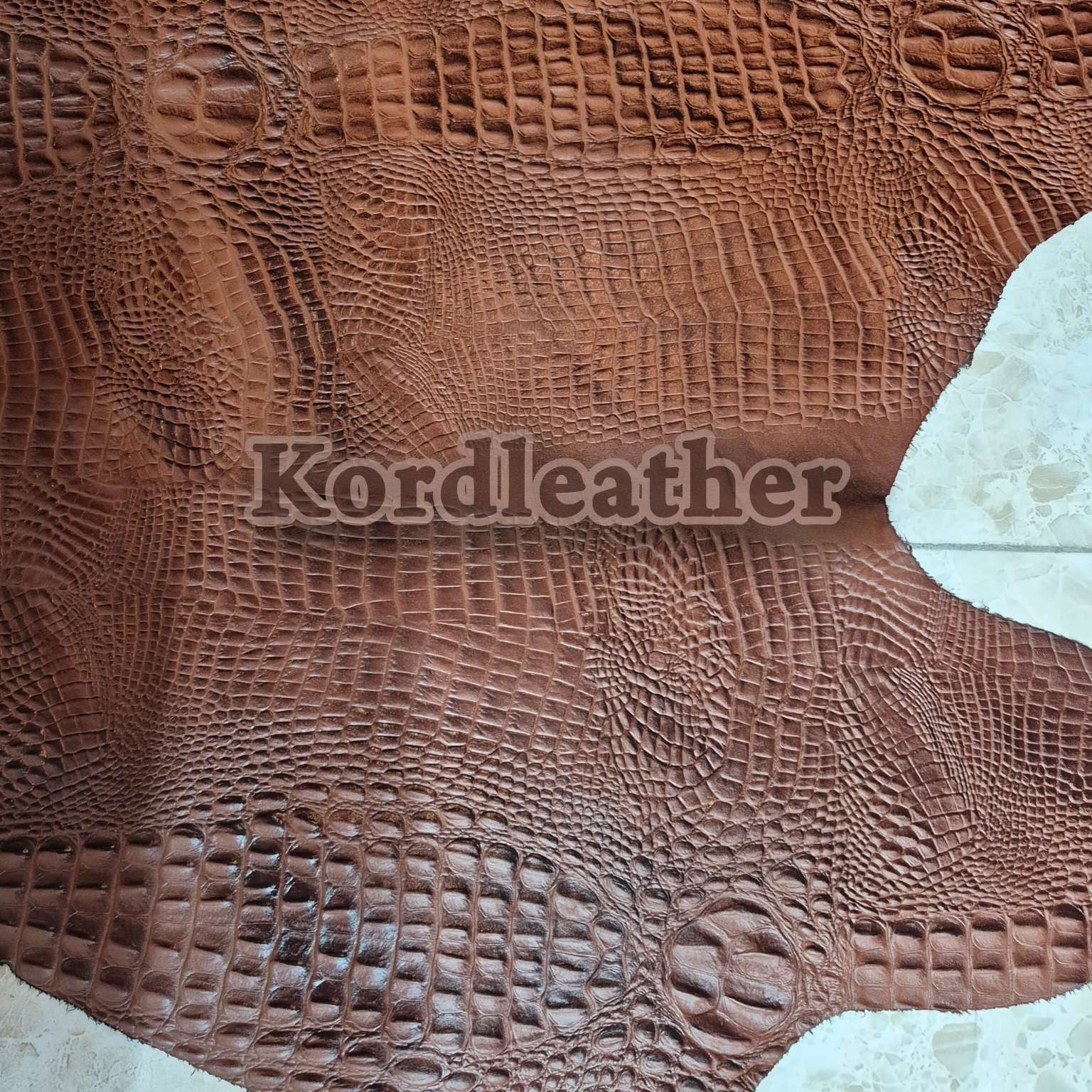 چرم گاوی طرح کروکدیل فندقی
